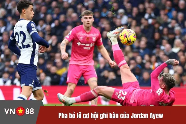 Pha bỏ lỡ cơ hội ghi bàn của Jordan Ayew khiến anh bị chỉ trích